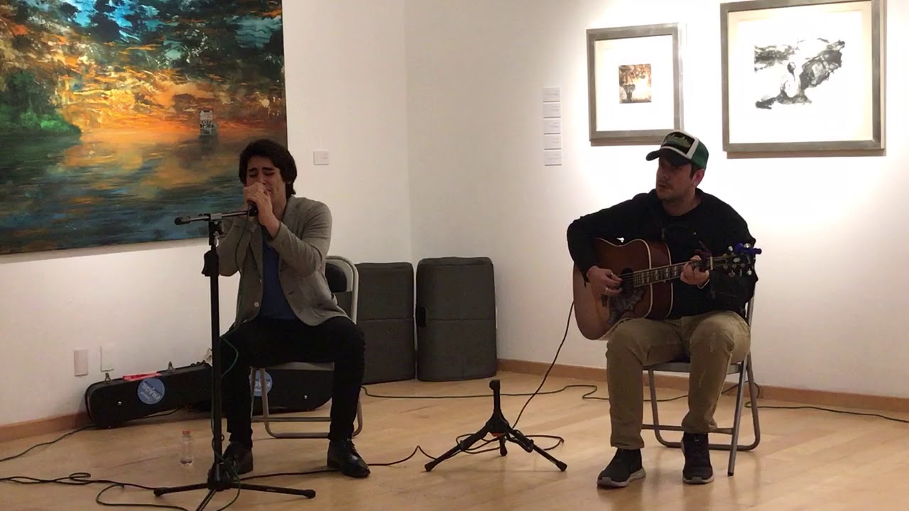 Marcos Menchaca canta Viernes 13 en vivo