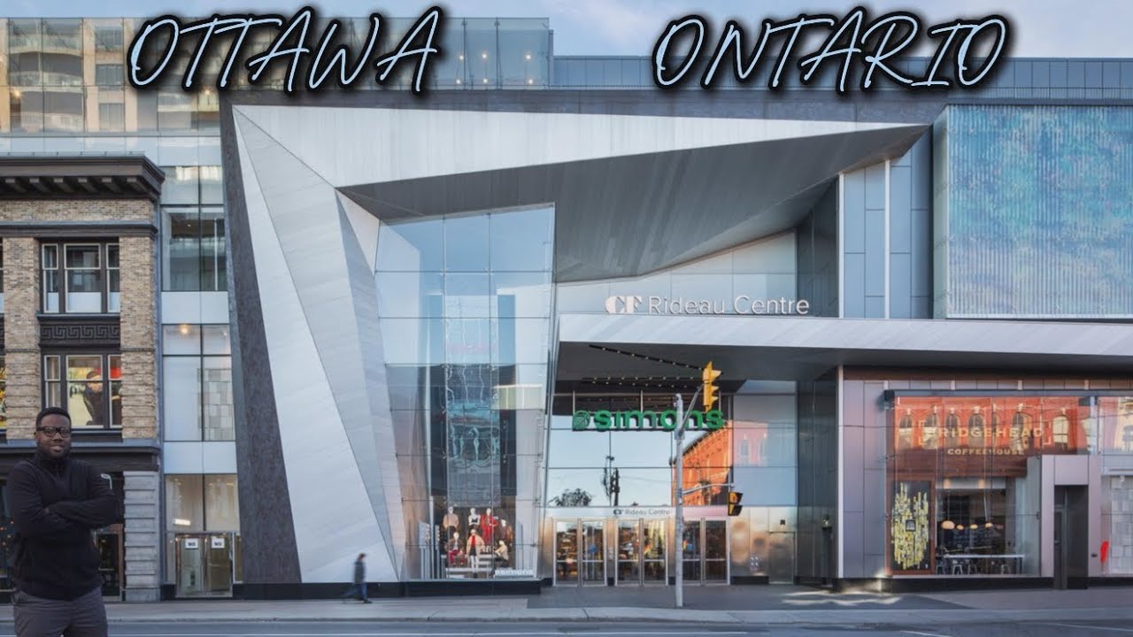 Inside the CF Rideau Centre in Ottawa on Boxing Day 🇨🇦