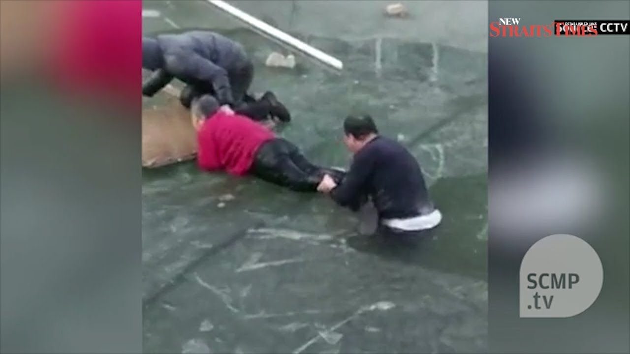 Hero passerby pulls elderly woman from frozen river in China