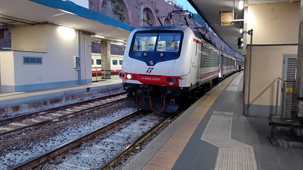 treni in arrivo e in partenza  a genova piazza principe!