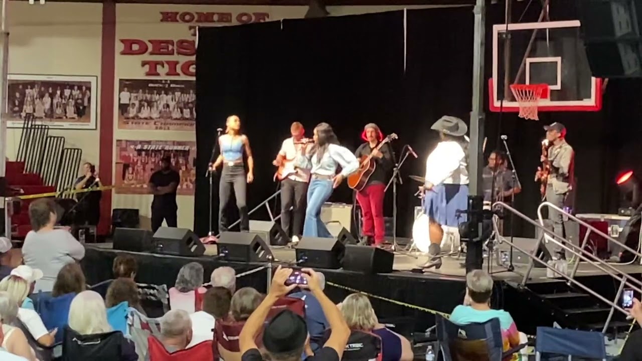 Chapel Hart - Barracuda (Ann Wilson/Nancy Wilson/Michael Derosier)