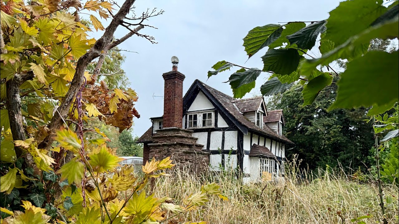 EXPLORING A HIDDEN ABANDONED COTTAGE LOST IN THE WOODS 