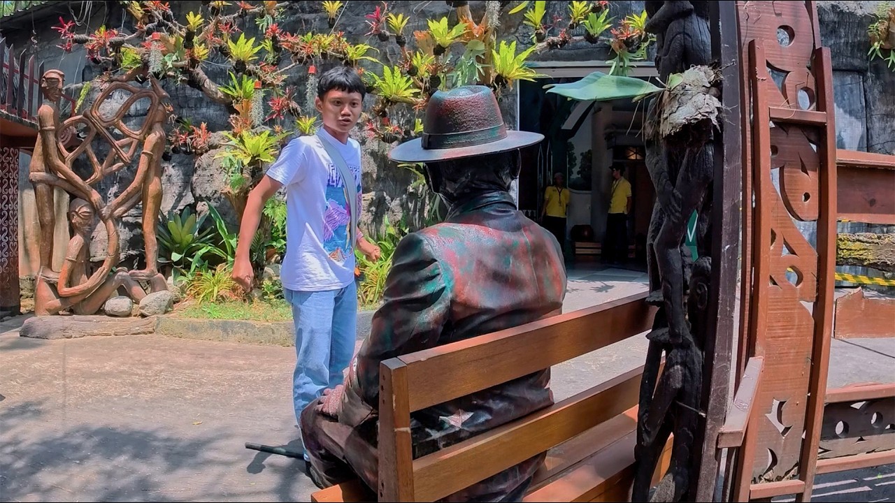 Apakah Dia Marah? Living Statue Prank, Human Statue Prank