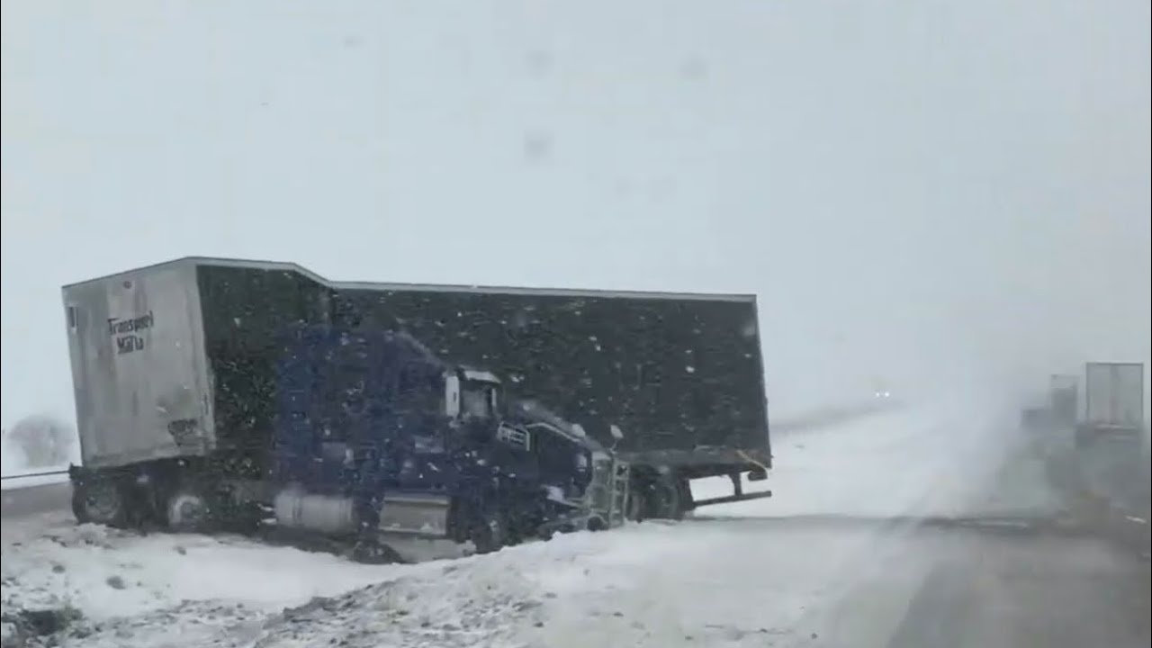 Strong Snowstorm & Blizzard in Iowa/Illinois (1/11/24) - (Live Storm Chase Archive)