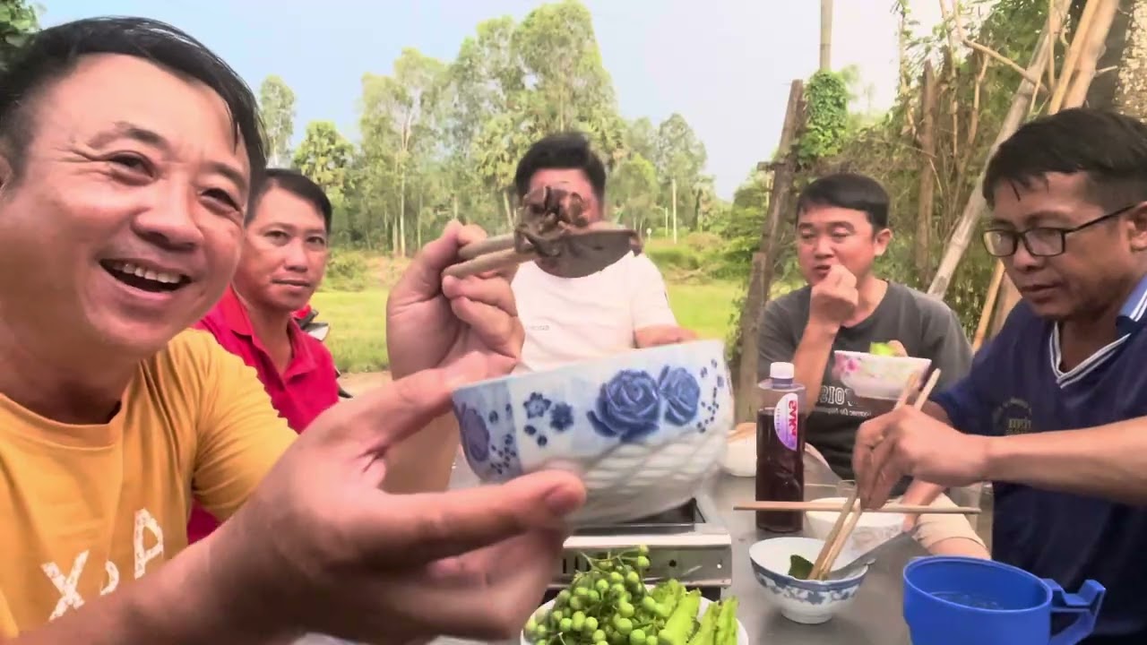 Bạn em làm con gà chọi ú nu .luộc xã sương sương buổi chiều cùng ae .mời cả nhà ❤️