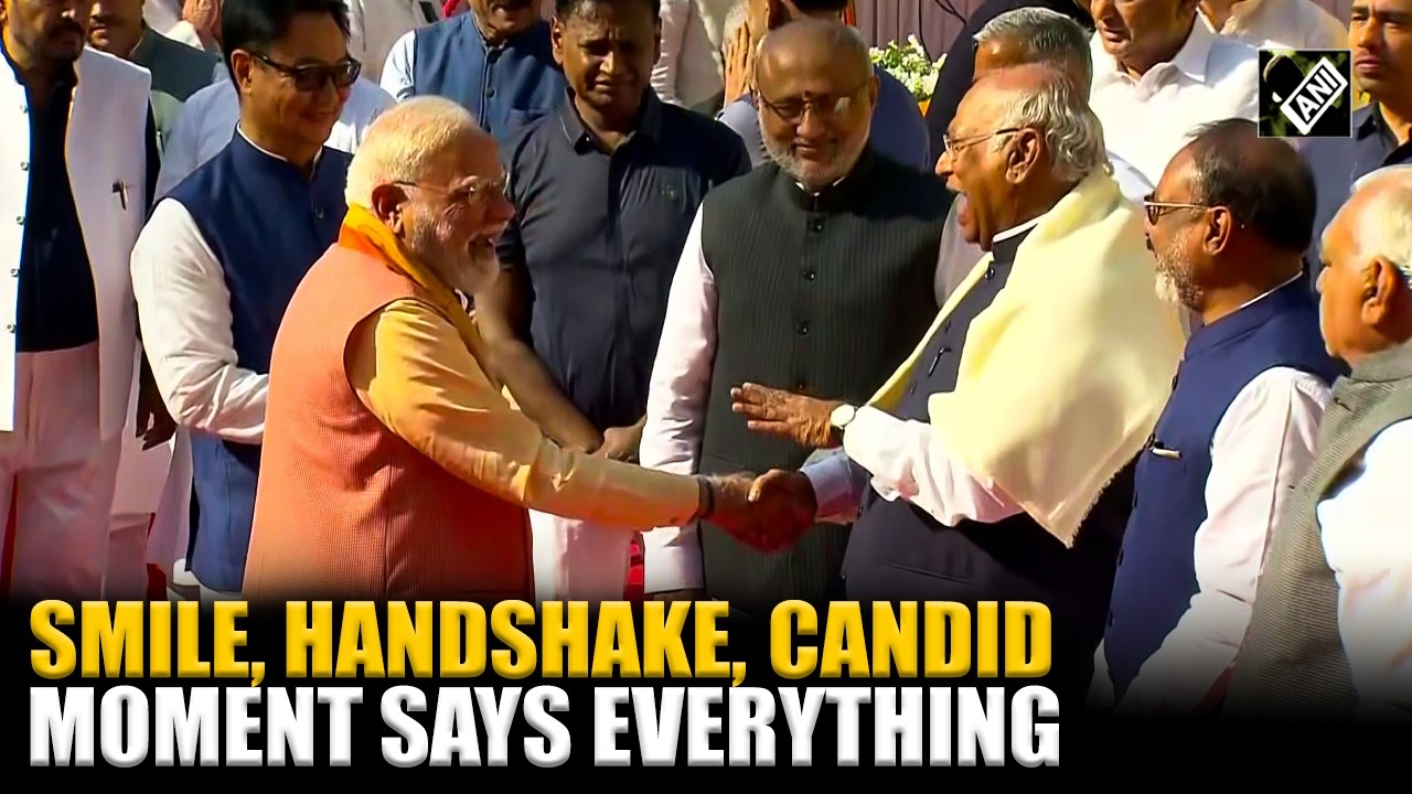 SMILE, HANDSHAKE! When PM Modi, Congress&rsquo; Mallikarjun Kharge Shared a Viral Candid Moment | Watch