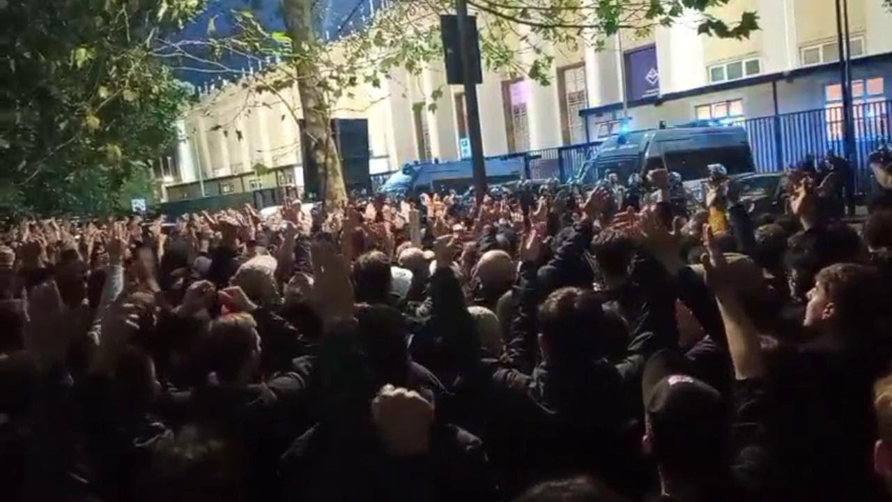 FIORENTINA sconfitta dal LECCE, centinaia di tifosi contestano fuori dal FRANCHI
