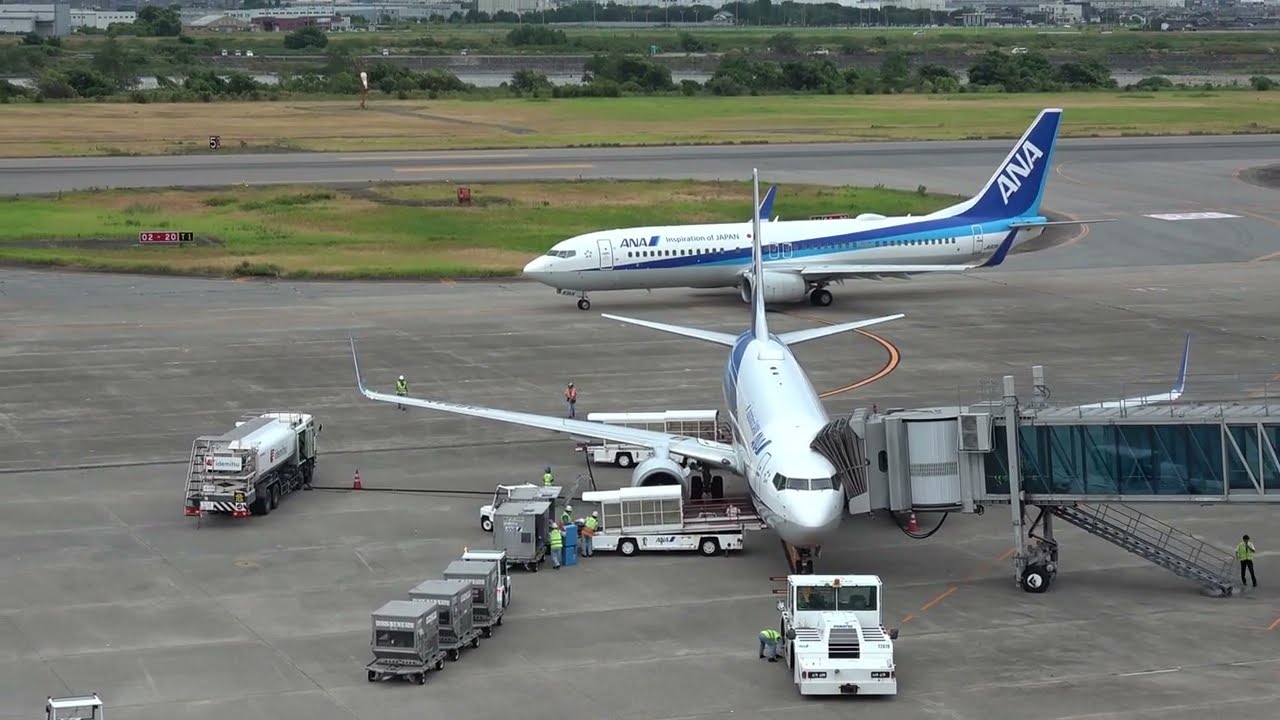 富山空港(富山きときと空港)　機材到着遅れでANA機横並び　B737-800　千歳便　羽田便撮影