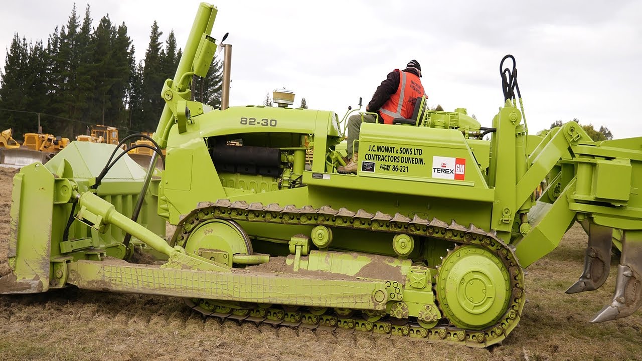 6-71 Detroit Powered Terex 82-30 Bulldozer Working at Wheels at Wanaka 2023