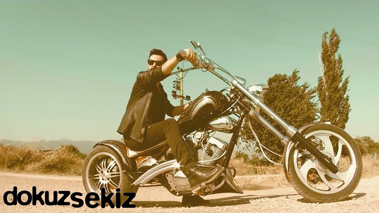 Sadık Karan - Radyoda Geçtiğin Şarkı Gibiyim (Official Video)
