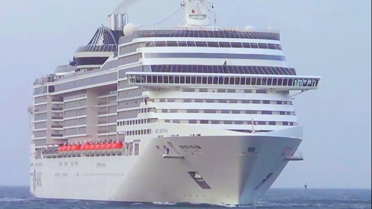 Круизы MSC - прибытие MSC Divina в порт Кальяри