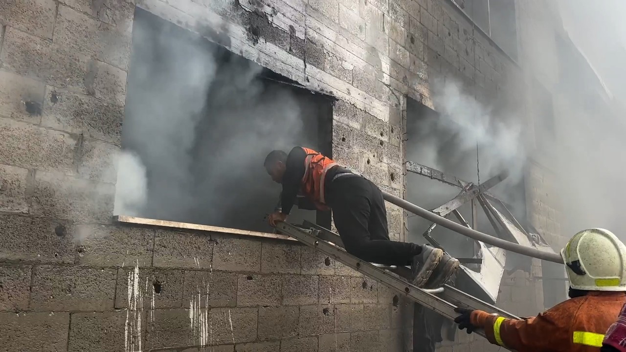 محاولات لإخماد حريق اندلع في مستودع تابع لمؤسسة إغاثية في حي الرمال غرب مدينة غزة