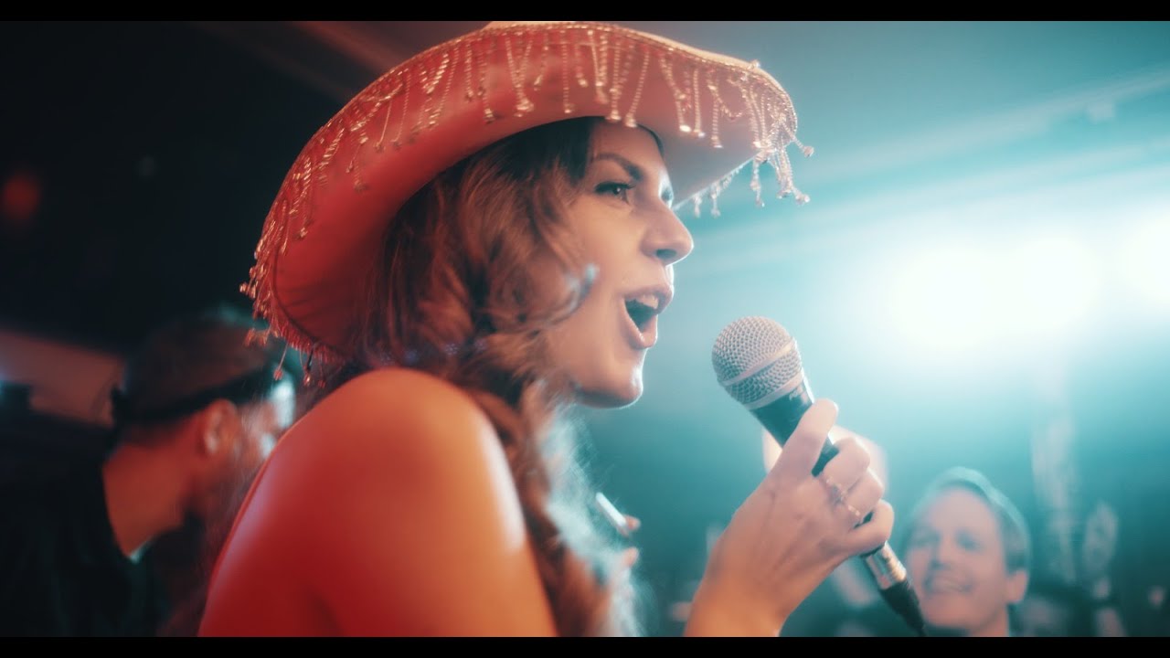 Amber Rae - Come a Little Closer (Official Music Video)