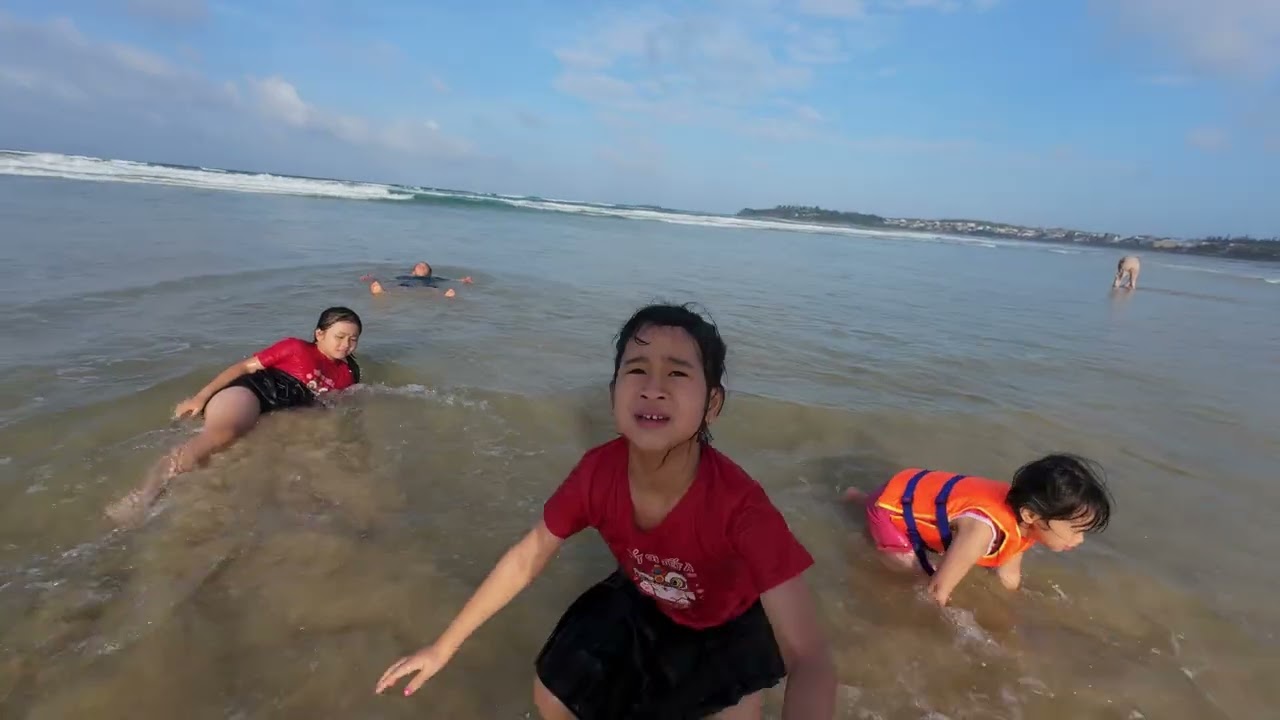 NÀNG TIÊN CÁ TẮM BIỂN CHÂU TÂN