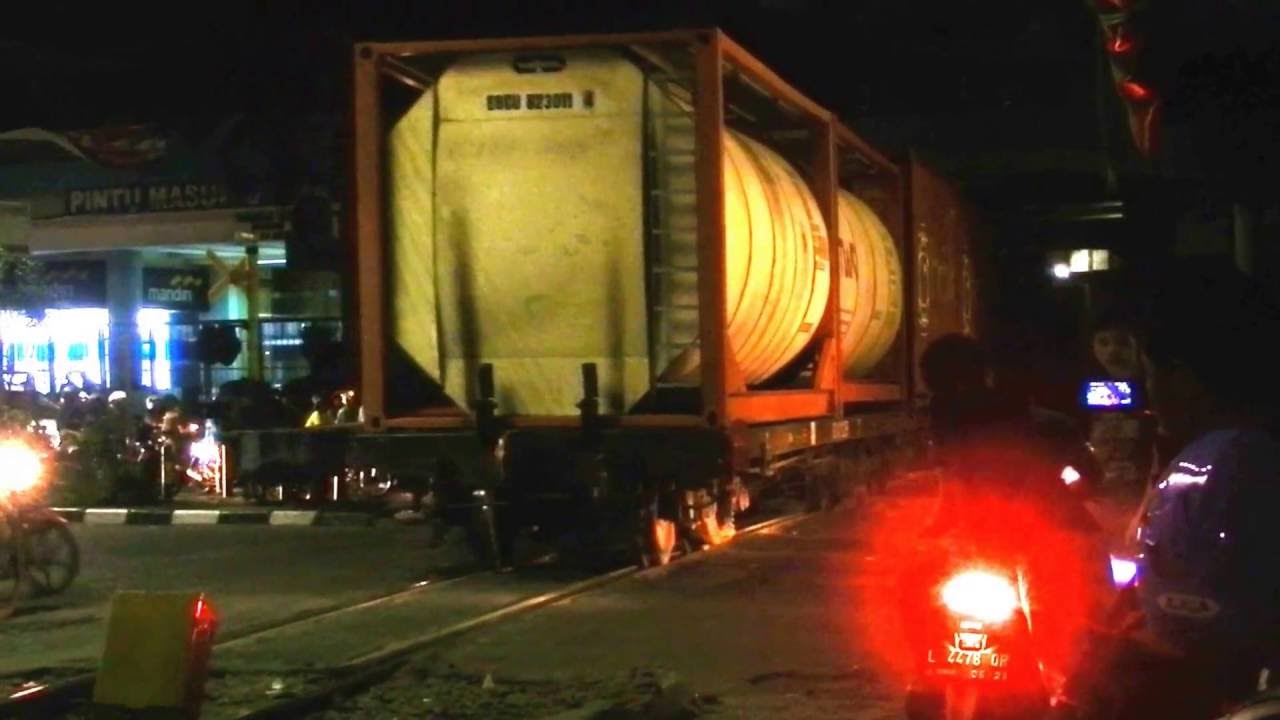 Kereta Barang Kontainer Masuk Terowongan PGS Perlahan Yaps