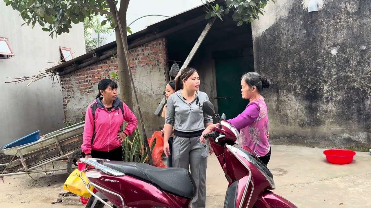 Trà phát khóc khi hai mụ lôi kéo may có tiền sang Mụ phương sợ xanh mặt 