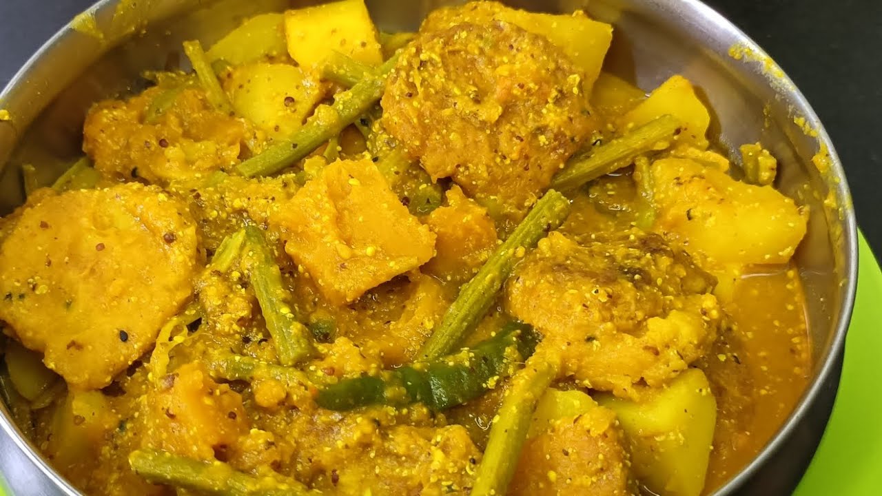 মটর ডালের বড়া দিয়ে সজনে ডাঁটা, আলু, কুমড়োর লোভনীয় রেসিপিটি অবশ্যই ট্রাই করুন | sojne datar recipe 