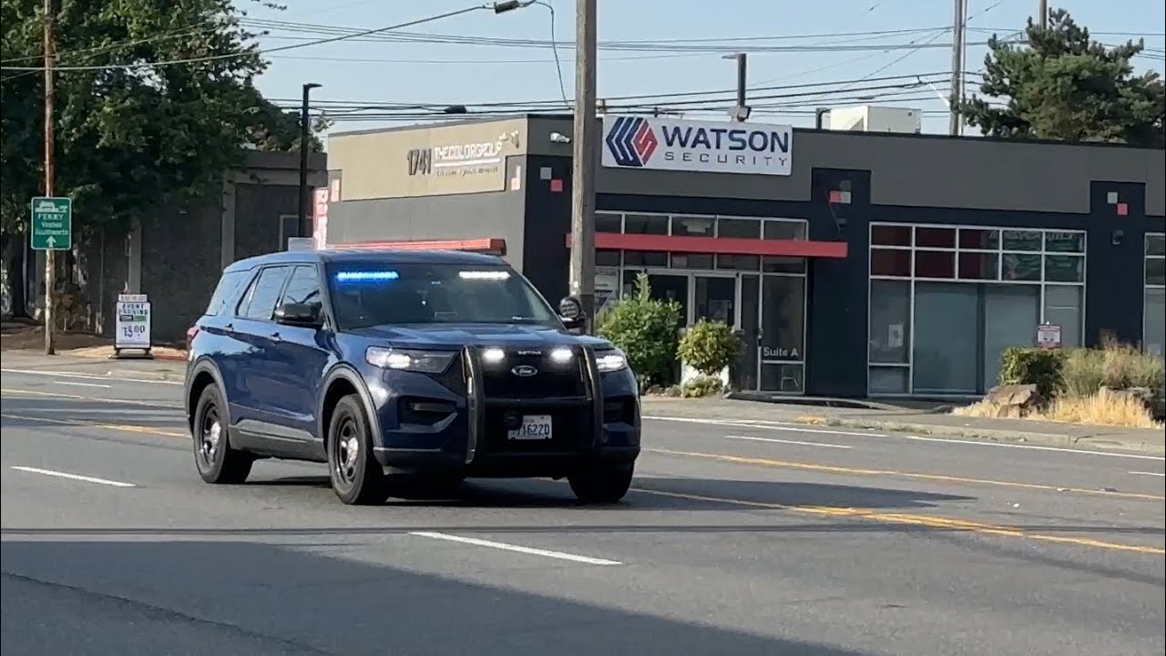 2x unmarked police cars responding in Seattle