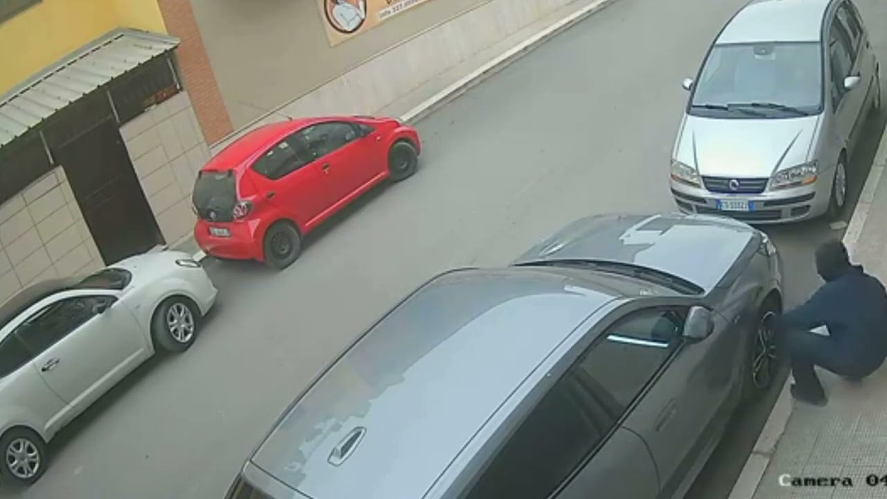 Orta Nova, rubano suv appena parcheggiato: inutile il tentativo della proprietaria di fermarli
