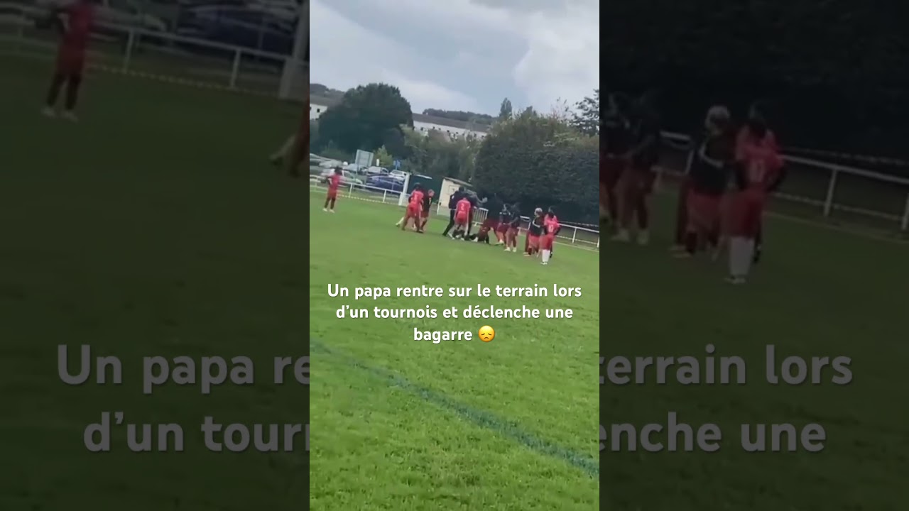 Un parent entre sur le terrain, frappe un jeune et d&eacute;clenche une bagarre entre parents ! 😞