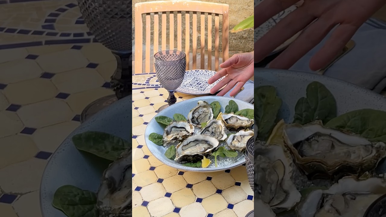 C&oacute;mo abrir ostras 🦪. Se necesita m&aacute;s ma&ntilde;a que fuerza. Aqu&iacute; lo dejo #trucoscocina #ostras