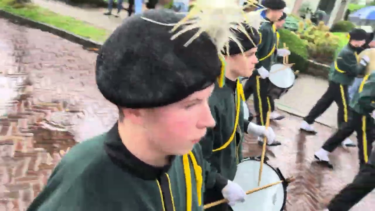 De jeugd van S&D Oranje IJsselmuiden en Showband Urk tijdens de Jeugdcorso in St Jansklooster.