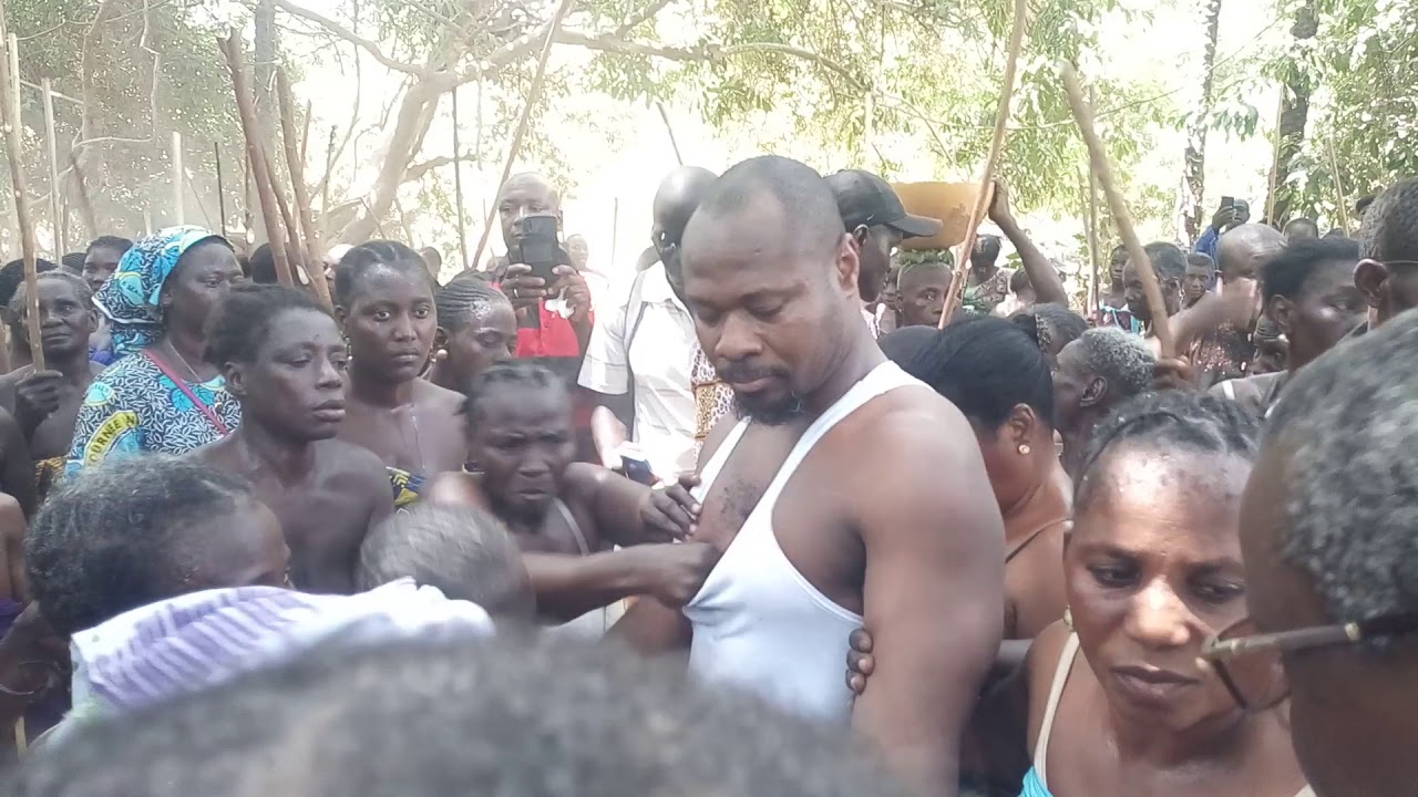 GUY MARIUS SAGNA AU MILIEU DES FEMMES DU BOIS SACRÉ D'ETOMÉ