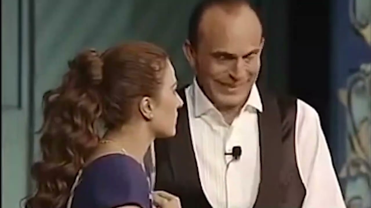 شاهد حب محمد صبحي لكارمن خلاه يتورط معاها في عملية مخدرات لكن بشكل يموت من الضحك