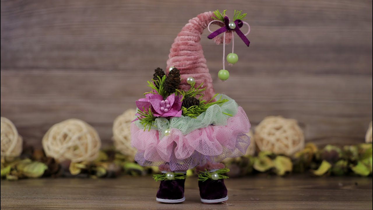 Do-it-yourself graceful Christmas tree on legs.