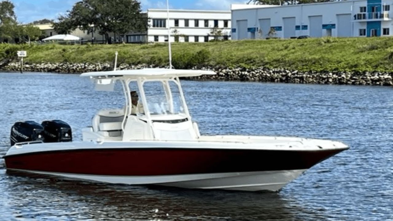 2016 Boston Whaler 270 Dauntless | DUAL 300 Verados | MarineMax in Venice, FL.