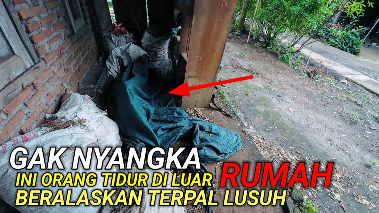 ORANG INI TIDUR DI LUAR RUMAH BERALASKAN HANYA TERPAL LUSUH