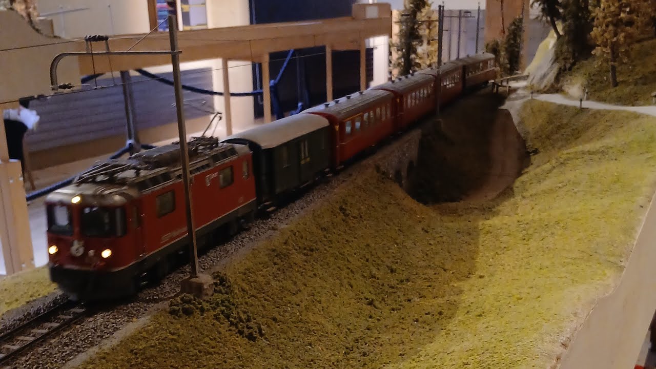 Bahnmuseum Albula RhB Passagierzug und Güterzug in Betrieb