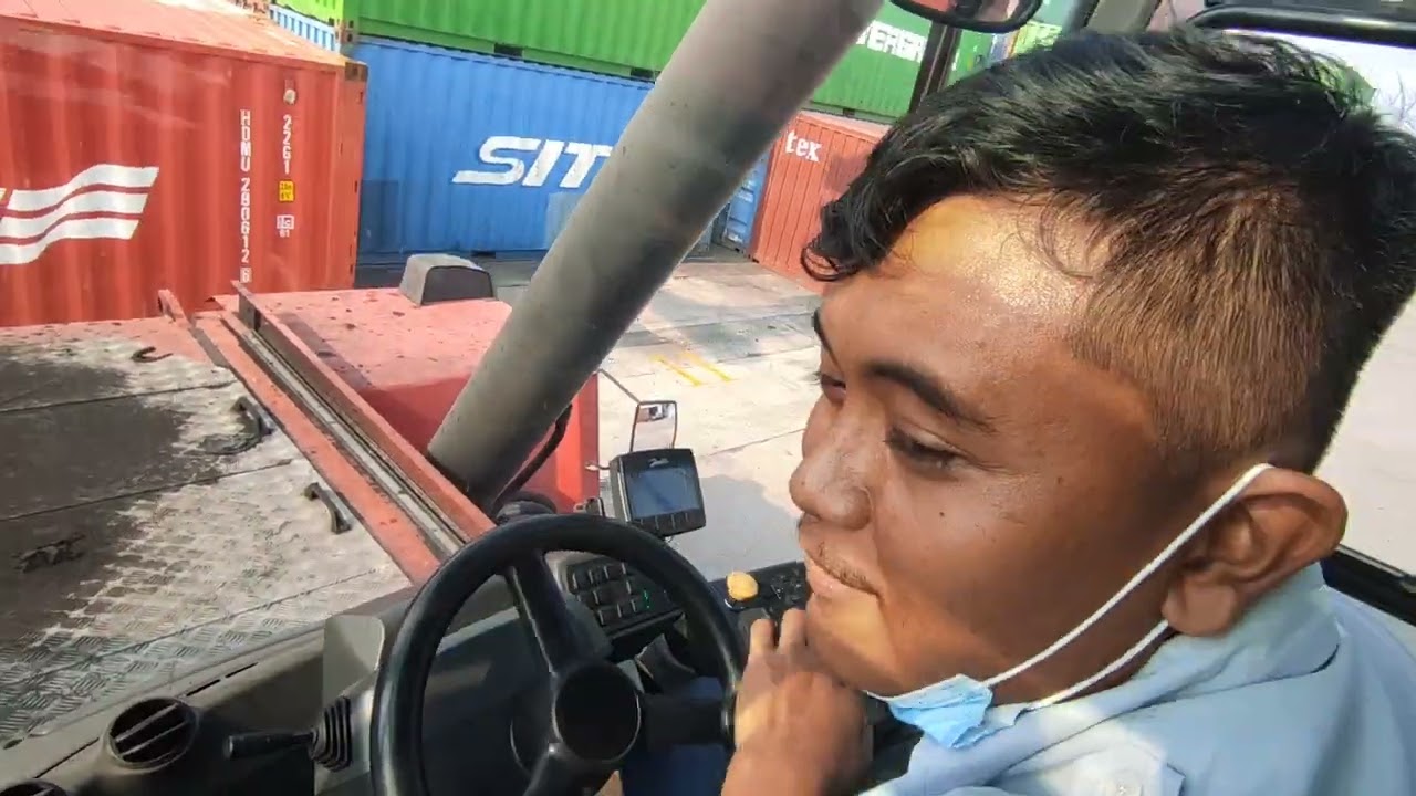 suasana dalam kabin Reachstaker Kalmar DRG 450