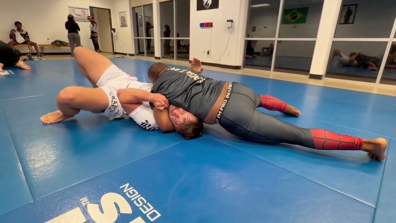 BJJ Rolling - Lots of pressure