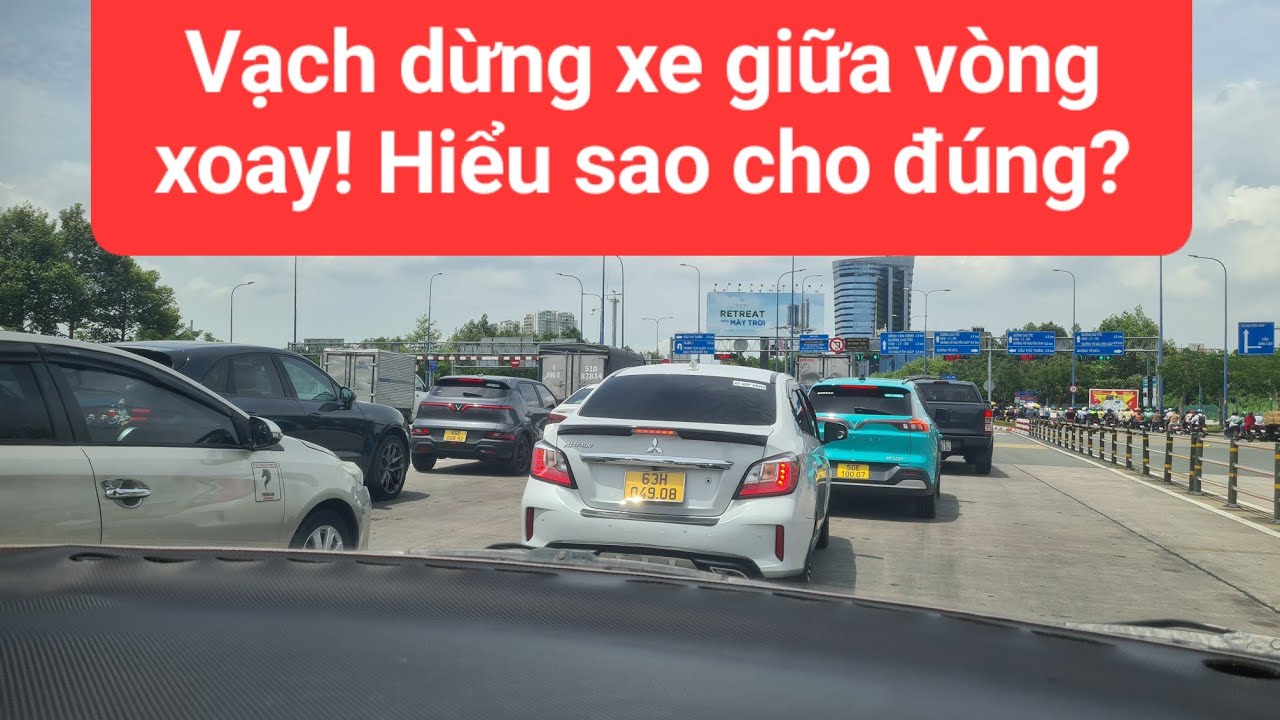 Vạch dừng xe giữa vòng xoay - đi sao cho đúng luật và an toàn.