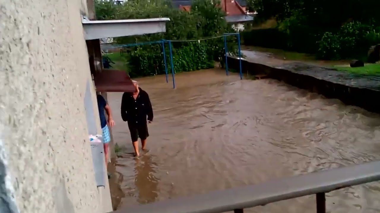 FLASH FLOOD 🚣🏼‍♂️⛈ Small creek turns into a raging river in seconds! Raw Footage (Czech Republic)