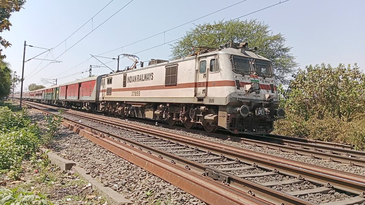 22177 Csmt - Varanasi Mahanagari SF Express Leading [ Erode Wap7 37855 ] 