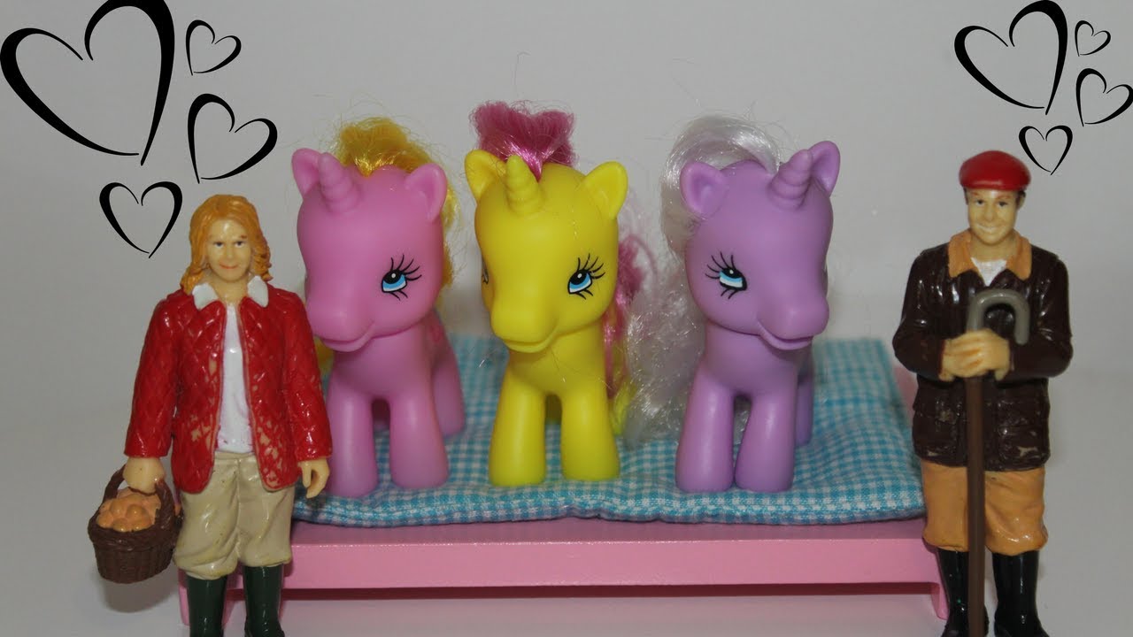 Old MacDonald sings 5 little unicorns jumping on a bed!
