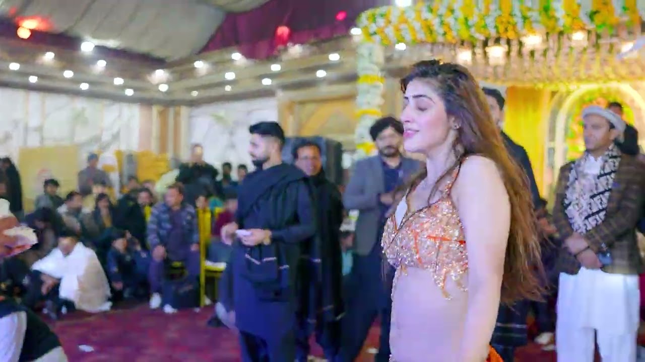  Bushra Rajpoot dance performance -Qayamat Qayamat -bollywood song! #wedding #dancevideo 