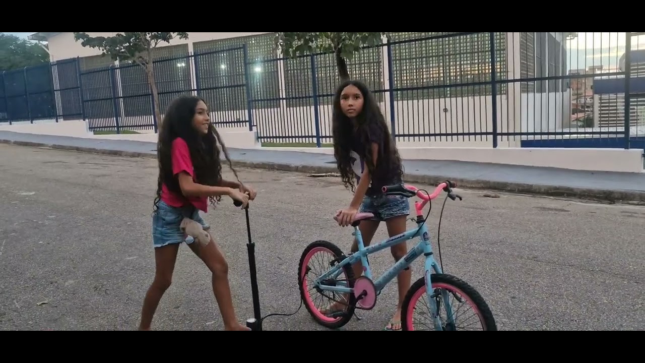 Gêmeas se aventurando de bicicleta 🚲👧👧