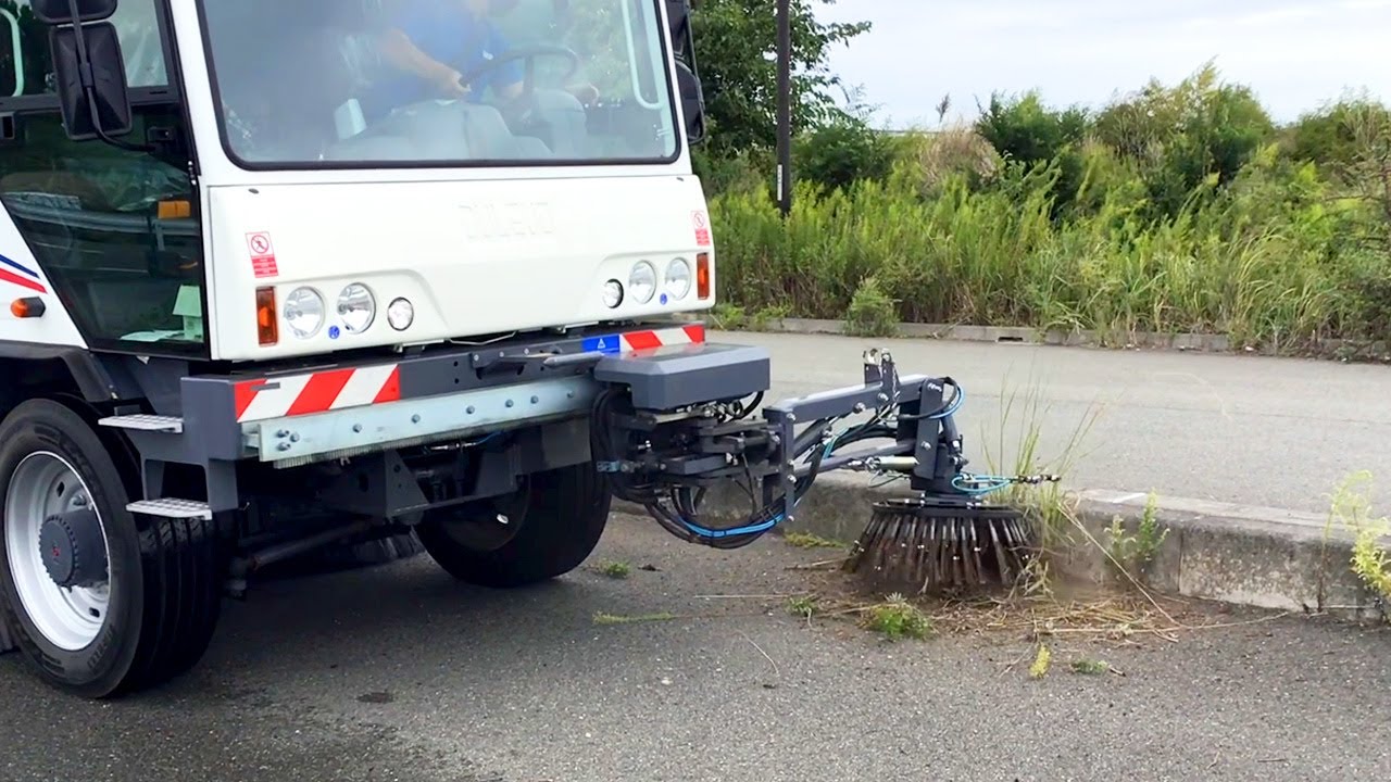 路面清掃車はブラシ交換だけで道路清掃・除草作業を1台で行えます。