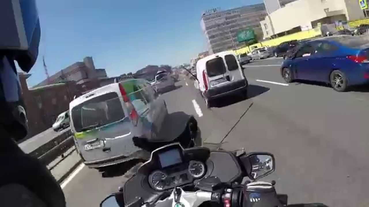 BMW R1200RT LC. Traffic filtering.