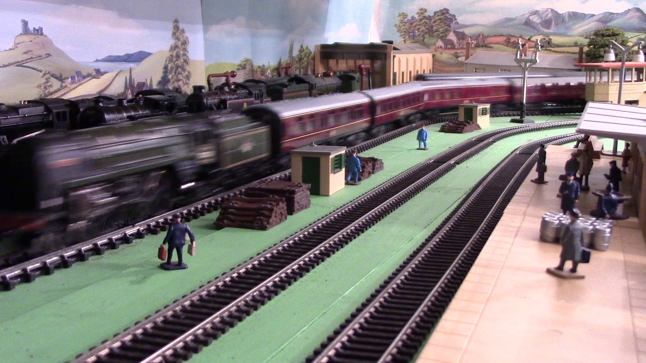 4 BRITANNIAS RUN TRIX, TRIANG, TRIANG HORNBY AND HORNBY RAILWAYS ON VARIOUS TRAINS OO.