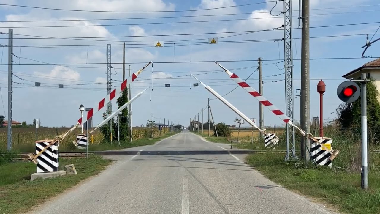 PRESENZA INSOLITA!! all’ora di punta è TRANSITATO il treno MINUETTO al passaggio a livello (SANTHIÀ)
