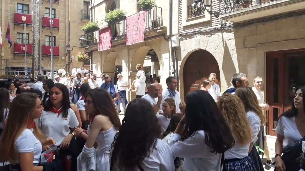 animación en la tradicional bajada a la plaza mayor. Laguardia 2022