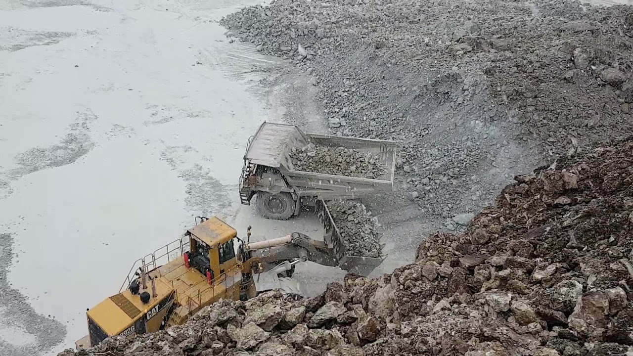 Snowy day in the Quarry | Cat 992G