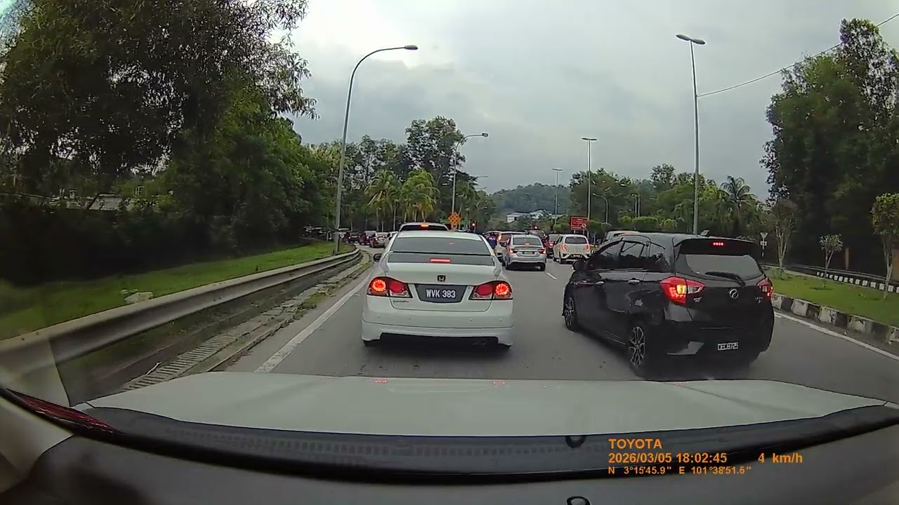 VF 5537 memotong barisan.Kenderaan lain beratur untuk masuk ke simpang kiri, tiba2 datang VF 5537
