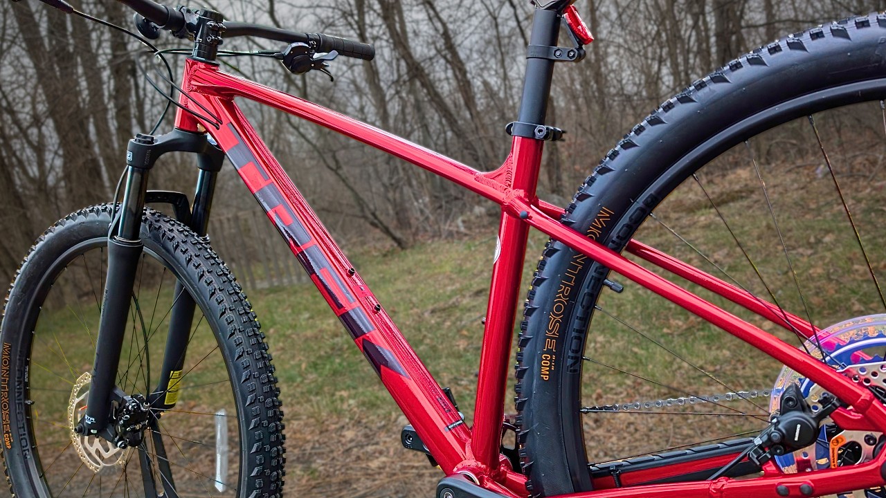 Recenzja i waga roweru g&oacute;rskiego dla początkujących Trek Marlin 5 z 2026 r.