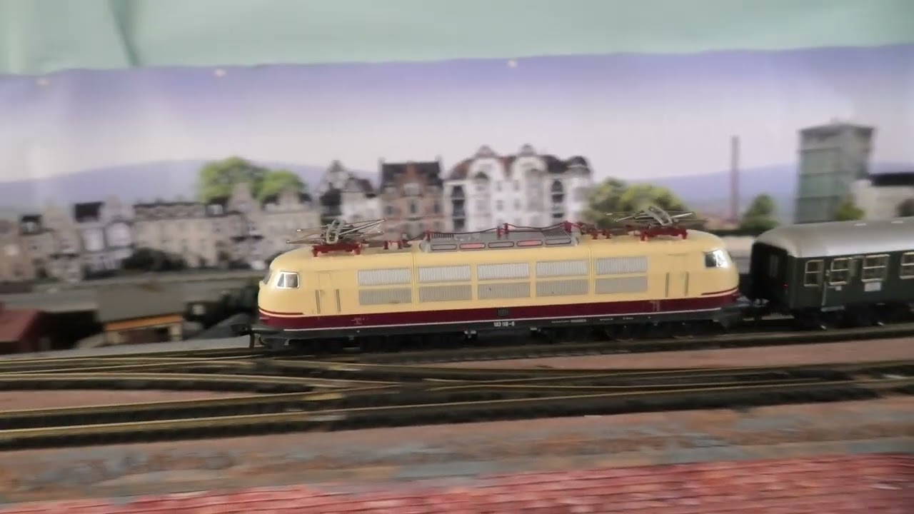 D-Züge der Deutsche Bundesbahn, 70. Jahren, also Epoche 4, see link in information.