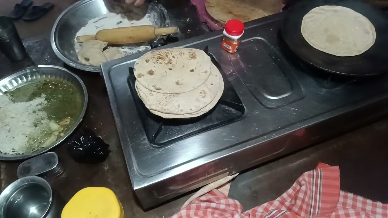 Naye bacchan ke khana khilaye ja rahe hain 🥘🙏🥰